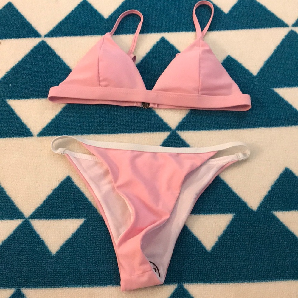 Pink and white bikini 👙